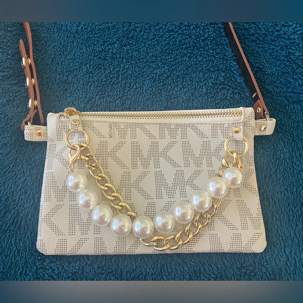 Michael Kors Monogram Vanilla Pouchette - Picture 2 of 8